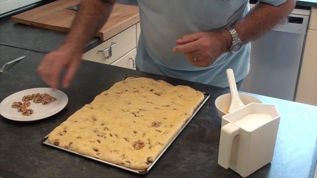 Coca de brioche con nueces y pasas65_mini