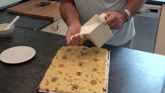 Coca de brioche con nueces y pasas67_mini