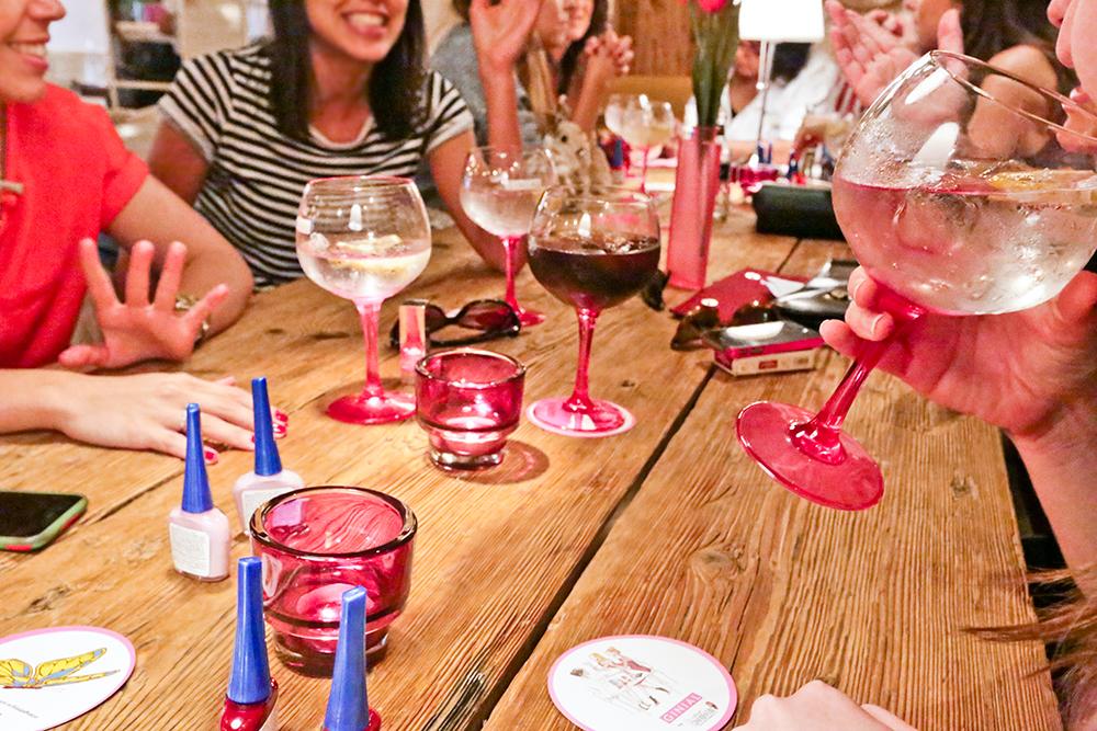 planes de chicas gin y manicura