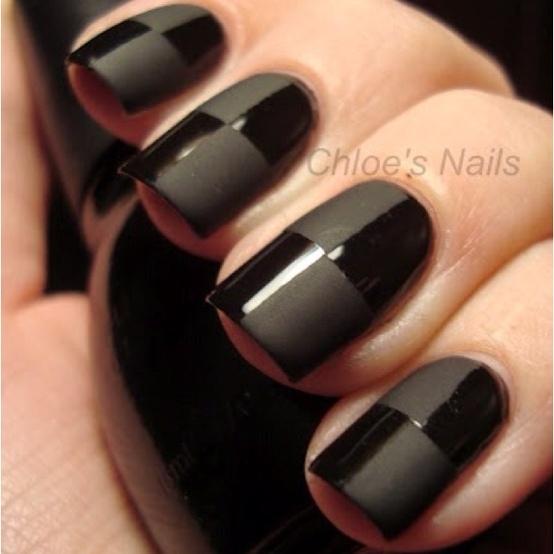 uñas pintadas de negro