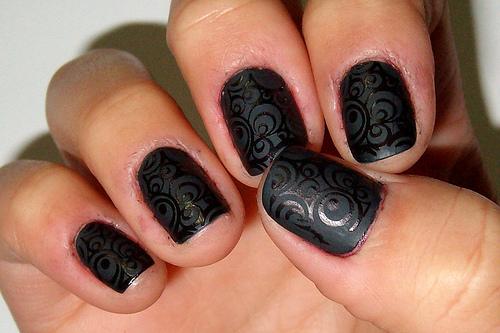 uñas cortas diseño negro con circulos