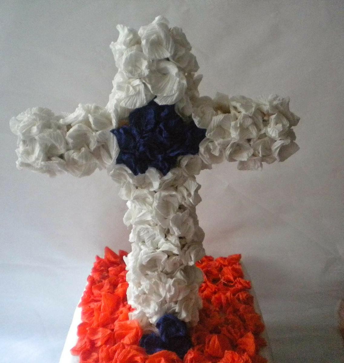 Manualidades Caseras Inma cruz de mayo hecho con flores de papel