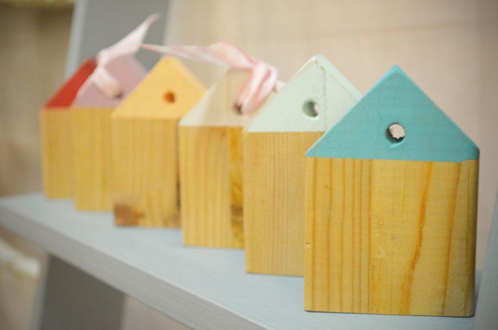 Casitas de madera para usar como llavero, como guirnalda o como adorno.