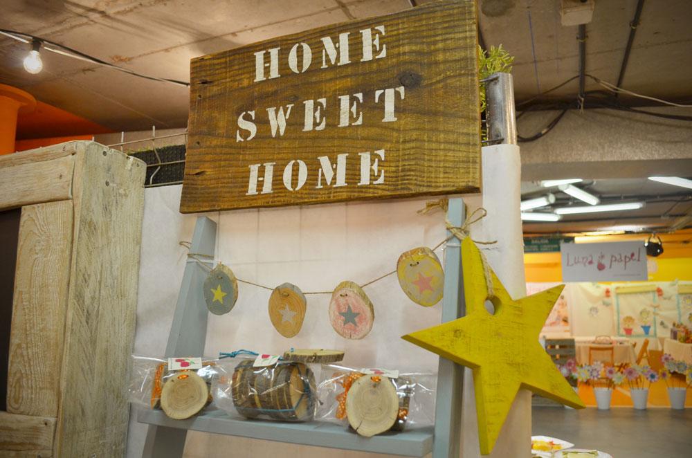 Cartel XL con mensaje "Home Sweet Home", guirnalda de rebanadas de madera y estrella de madera para colgar.