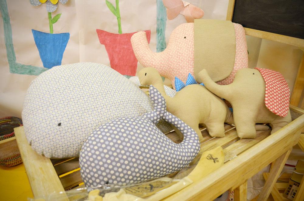 Cojines de diferentes formas (ballena, dinosaurio, elefante).