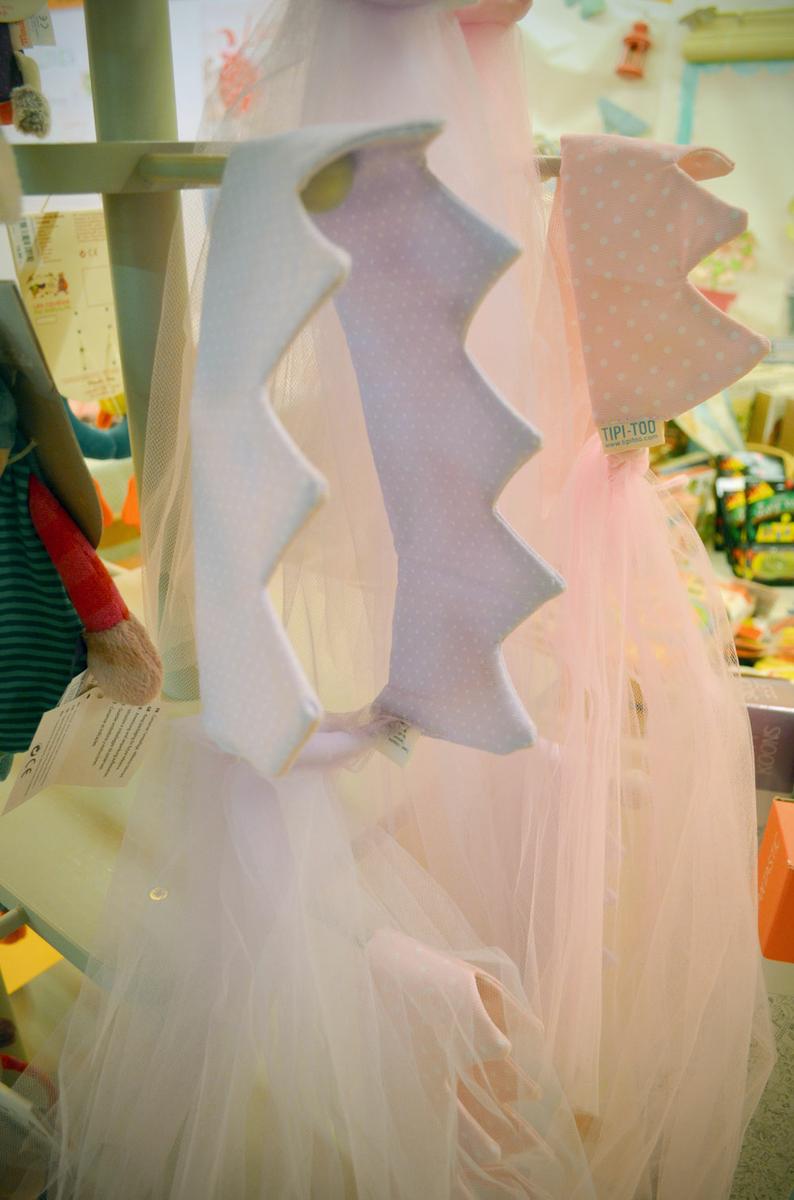 Coronas malva y rosa hechas a mano en tela y tul. Tiene un elástico en la parte trasera para que se ajuste perfectamente.