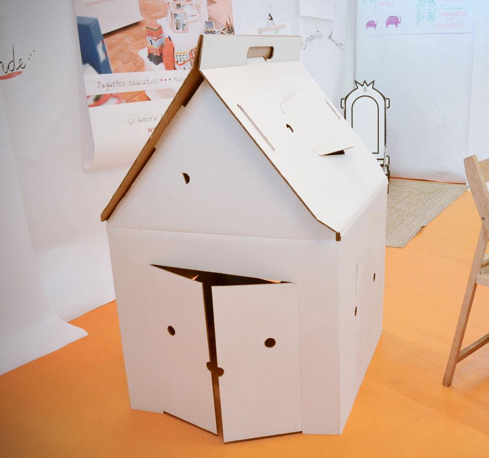 Casa cabaña de cartón para jugar, pintar y decorar. Tiene puerta y siete ventanas, para que los niños se lo pasen pipa asomándose desde dentro.