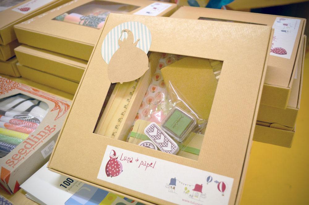 Sets de escritura o manualidades preparados por Luna de Papel, con todo lo necesario para dar rienda suelta a su creatividad.