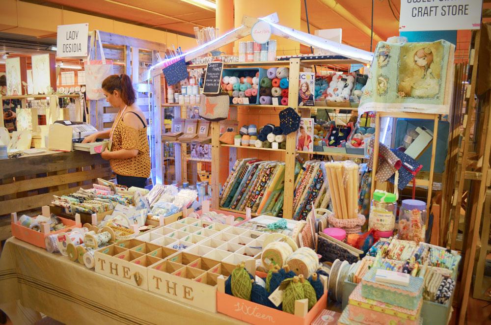 Espacio de Sweet Sixteen Craft Store dedicado principalmente a las labores.