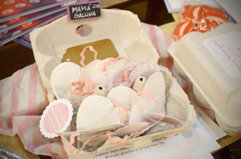 Huevera con bolsitas de te con forma de corazón.