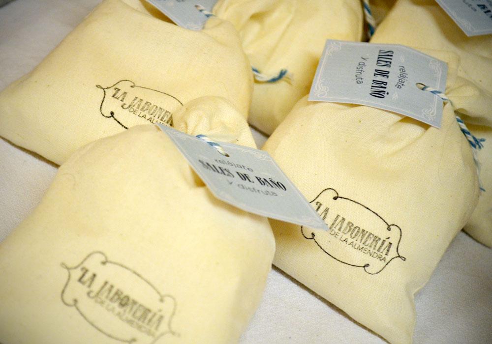 Mini saquitos de sales de baño.