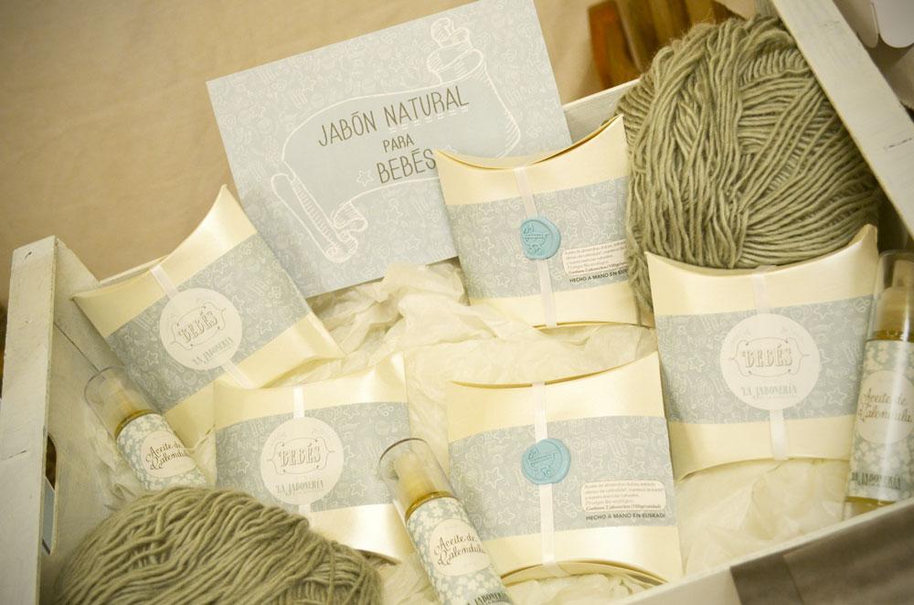 Cesta de productos naturales para el baño y cuidado del bebé.