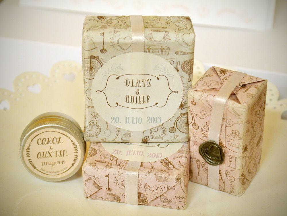Jabón, cacao y esencias naturales con etiqueta personalizada para bodas.