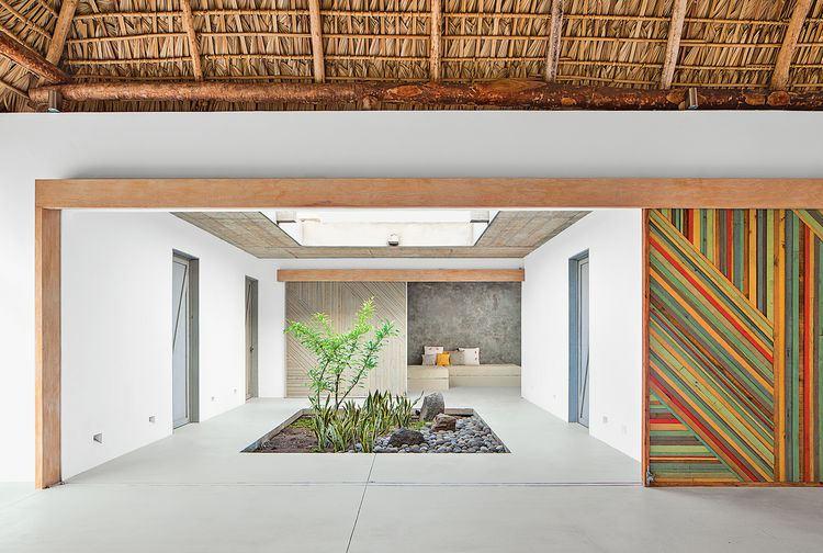 Cemento pulido, color mostaza y naturaleza para una casa en la playa |  Decoración