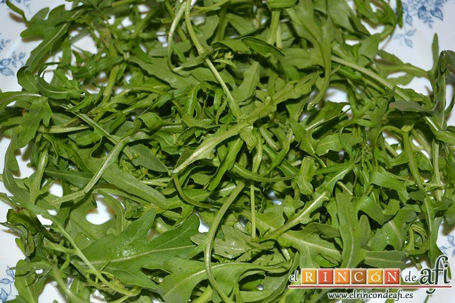 Ensalada de rúcula, tomate, queso gorgonzola, jamón y huevos de codorniz, colocamos una cama de rúcula