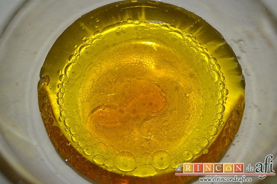 Ensalada de rúcula, tomate, queso gorgonzola, jamón y huevos de codorniz, preparamos la vinagreta mezclando el aceite de oliva, el vinagre y la miel batiéndolo bien