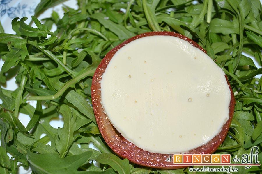 Ensalada de rúcula, tomate, queso gorgonzola, jamón y huevos de codorniz, cortamos los tomates en rodajas y colocamos el queso gorgonzola sobre el tomate