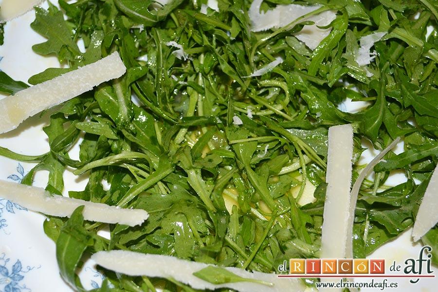 Ensalada de rúcula, tomate, queso gorgonzola, jamón y huevos de codorniz, cortamos unas láminas de queso parmesano y las colocamos sobre la rúcula