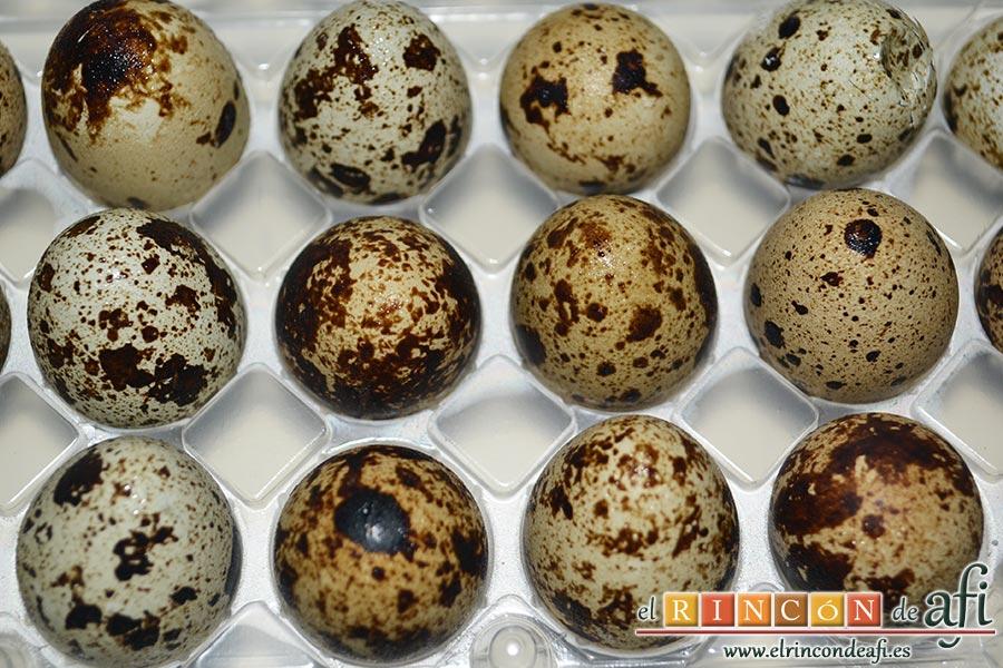 Ensalada de rúcula, tomate, queso gorgonzola, jamón y huevos de codorniz, cogemos los huevos de codorniz