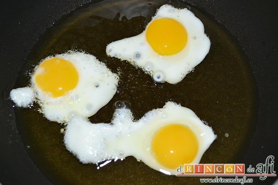 Ensalada de rúcula, tomate, queso gorgonzola, jamón y huevos de codorniz, los cortamos con cuidado con ayuda de un cuchillo y los ponemos a freír en una sartén con aceite de oliva caliente