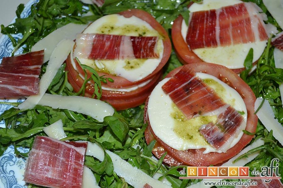 Ensalada de rúcula, tomate, queso gorgonzola, jamón y huevos de codorniz, colocamos un poco de vinagreta sobre el queso gorgonzola y colocamos las lonchas de jamón