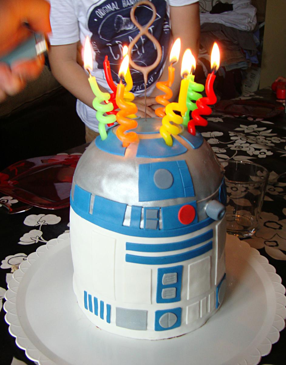 Tarta-piñata-R2D2-velas-metienestarta