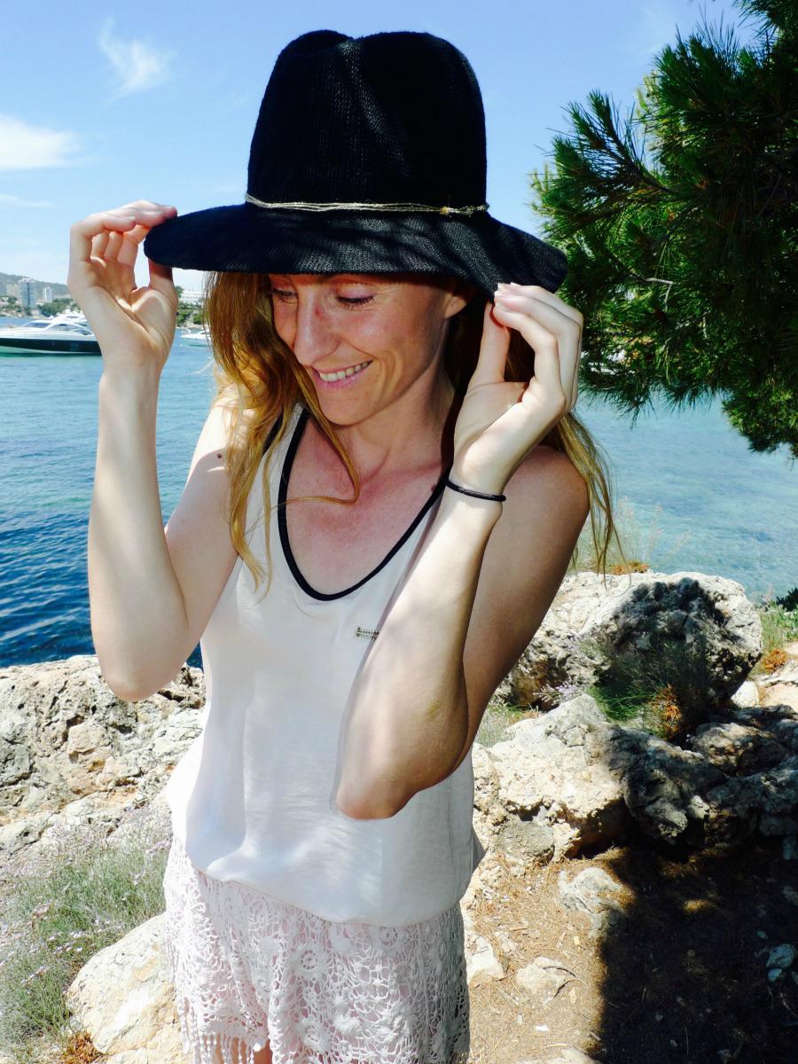 looks with black hat paula casielles alvarez livelove-polly 3