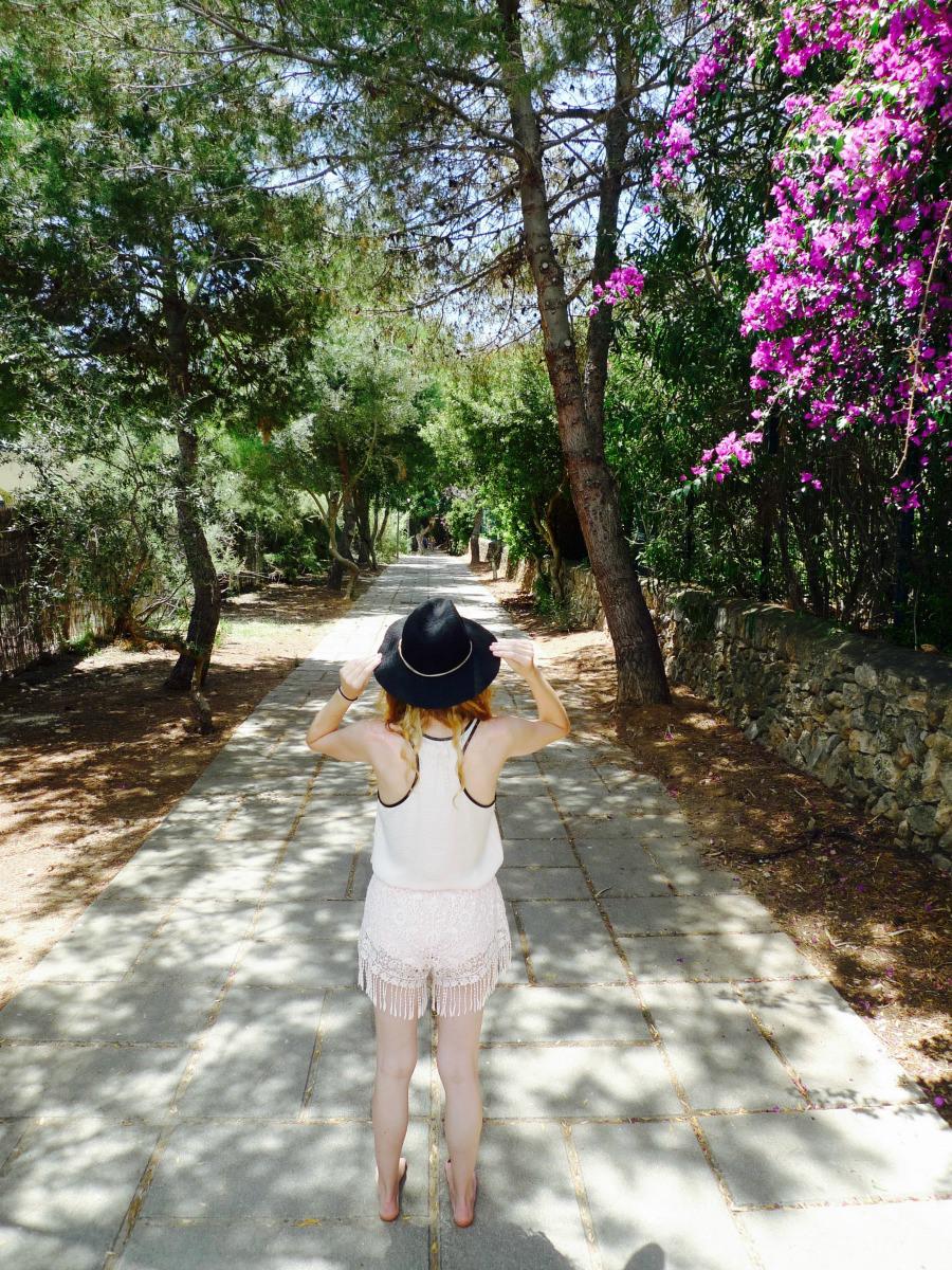 looks with black hat paula casielles alvarez livelove-polly