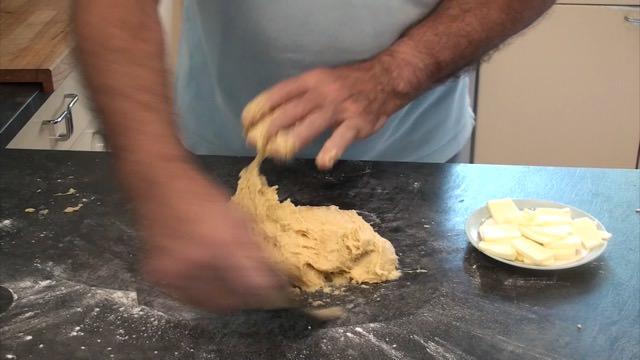 Coca de brioche con nueces y pasas28_mini