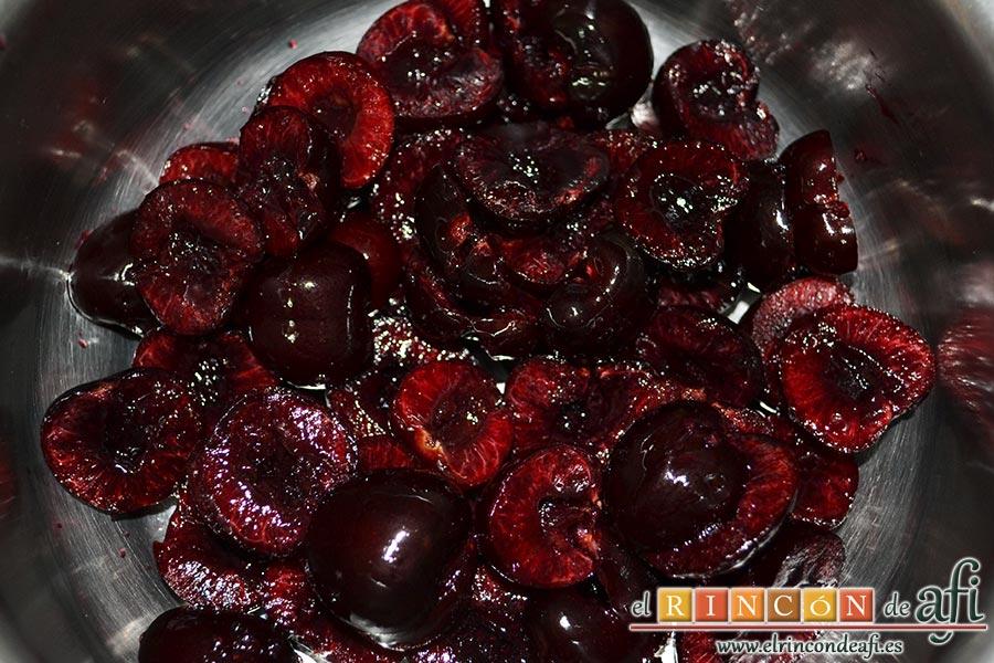 Empanadillas de cerezas y chocolate, deshuesar las cerezas y ponerlas en un cazo