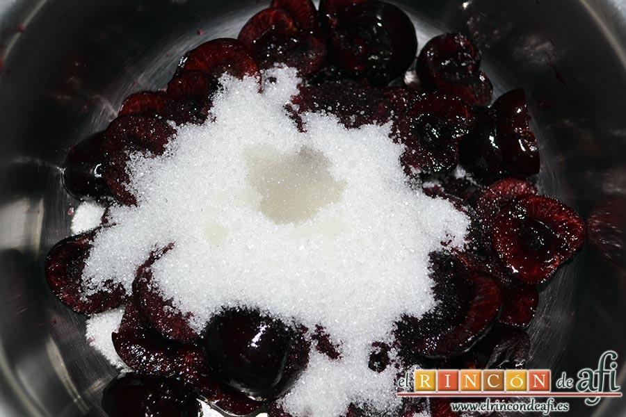 Empanadillas de cerezas y chocolate, añadir el azúcar y el zumo de limón