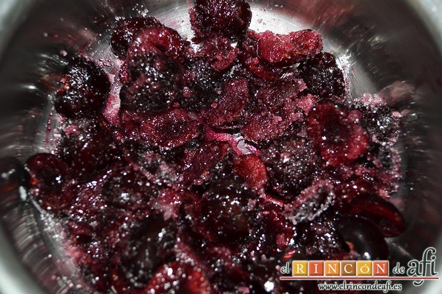 Empanadillas de cerezas y chocolate, remover bien para impregnar las cerezas con el azúcar