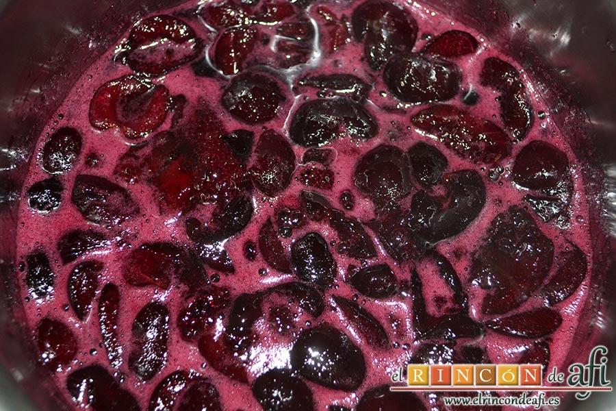 Empanadillas de cerezas y chocolate, disolver la Maizena en un par de cucharadas de agua fría y añadirla a la confitura de cerezas