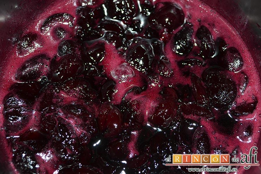 Empanadillas de cerezas y chocolate, dejar cocinar durante 1 minuto más observando que la mezcla va espesando poco a poco