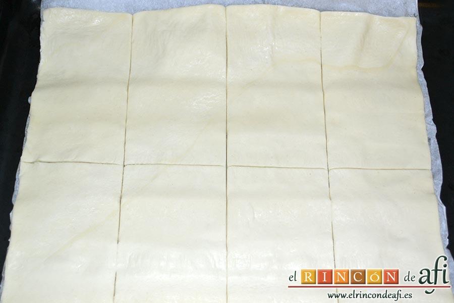 Empanadillas de cerezas y chocolate, estirar las láminas de hojaldre y dividirlas en rectángulos iguales marcándolo con un cuchillo