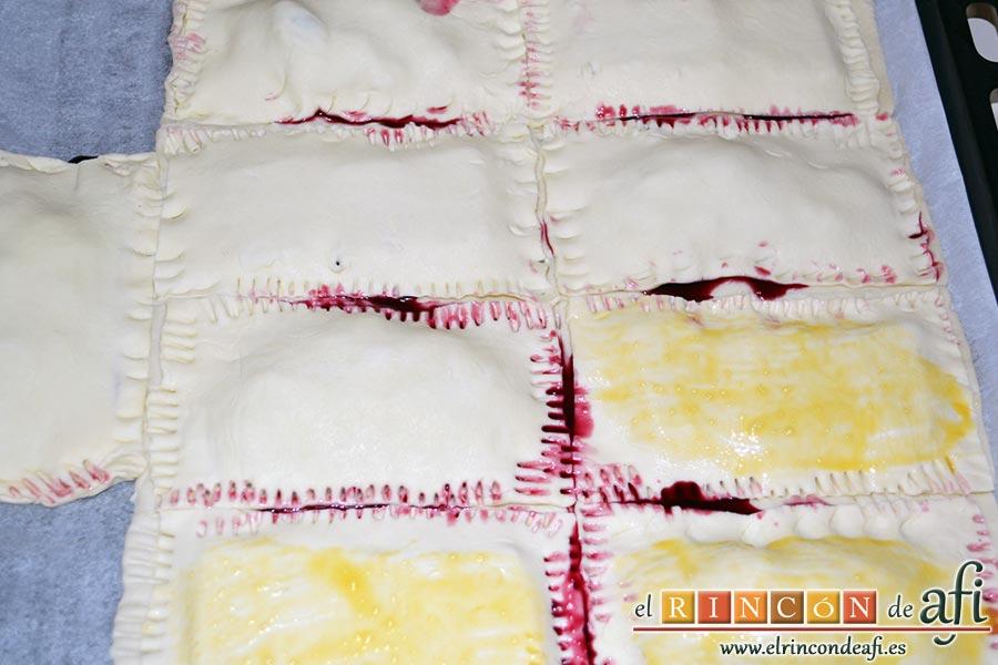 Empanadillas de cerezas y chocolateEmpanadillas de cerezas y chocolate, tapar poniendo encima los otros rectángulos de hojaldre y sellar con un tenedor