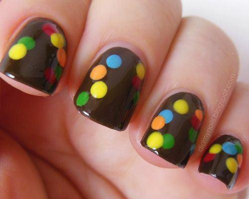 uñas negras con colores