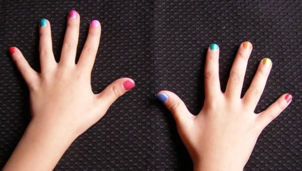 uñas decoradas con colores