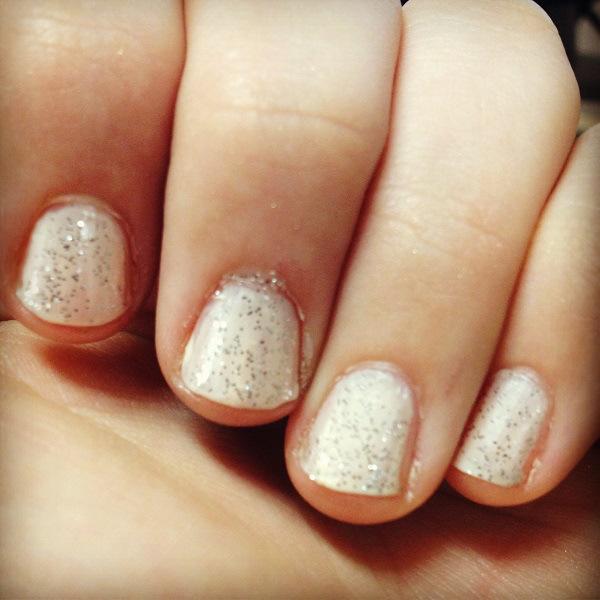 uñas de niña decorada en blanco