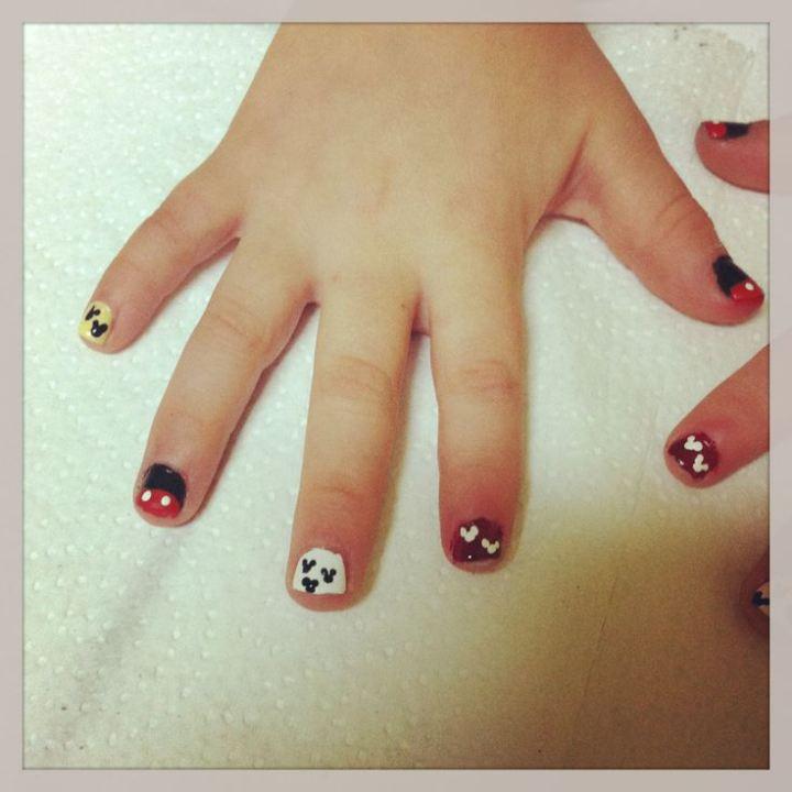 diseño de mickey para uñas de niñas