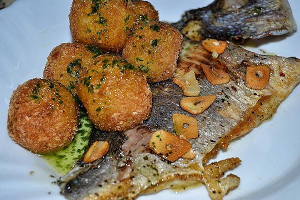 dorada a la espalda con mojo verde y bolitas de papa rebozadas