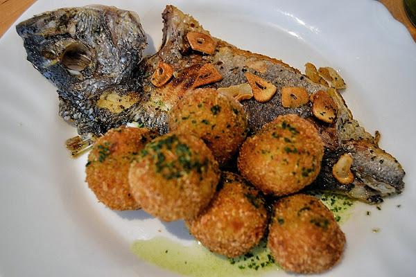 dorada a la espalda con mojo verde y bolitas de papa rebozadas