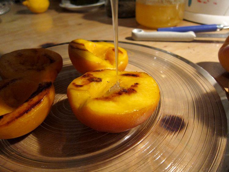 melocotones-a-la-plancha-con-miel-y-tomillo-