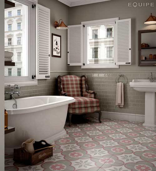 idea para decorar el baño de forma original con un sillón