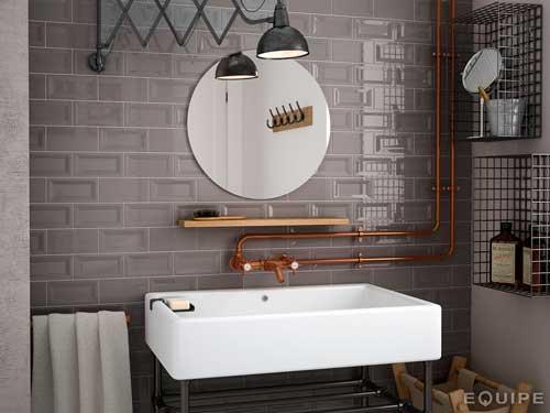 idea para decorar el baño de forma original reutilizando un flexo