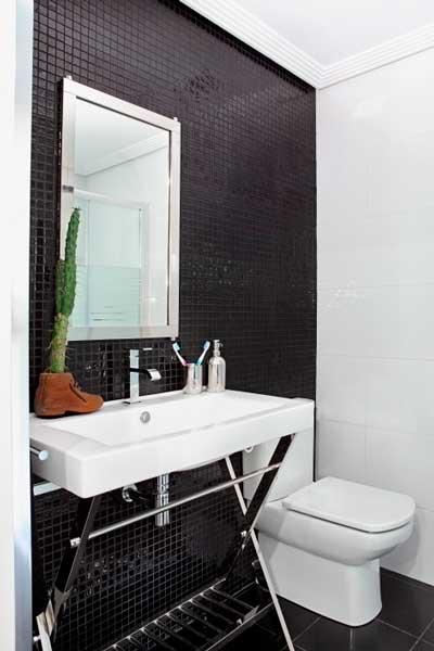 idea para decorar el baño de forma original reciclando una bota vieja