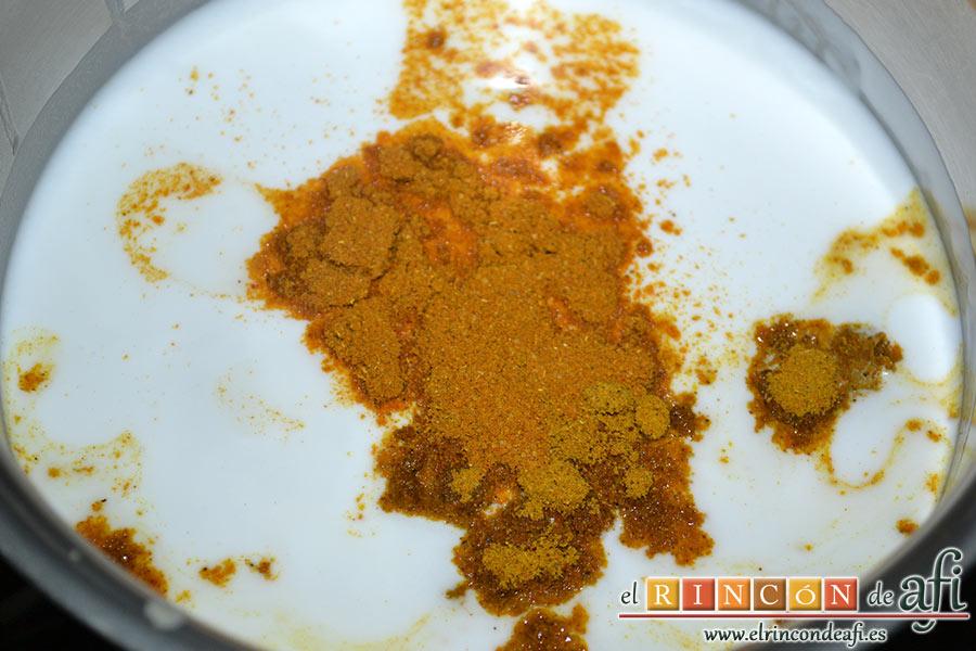Pechuga de pollo con salsa de curry y timbal de arroz, ponemos la leche de coco a calentar y antes de que empiece a hervir le añadimos las cucharadas de curry y cúrcuma