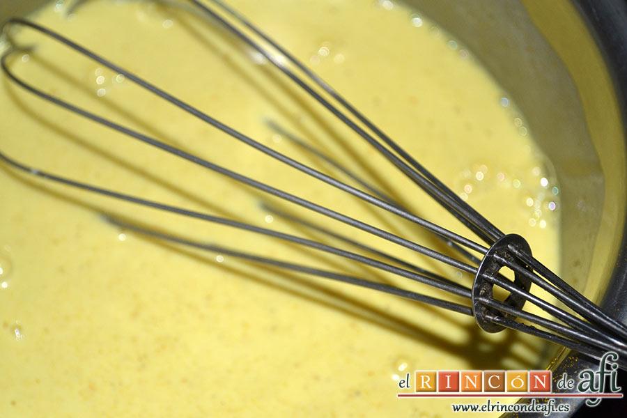 Pechuga de pollo con salsa de curry y timbal de arroz, removemos bien ayudándonos de unas varillas, dejamos que cueza unos 10 minutos a fuego moderado y la reservamos