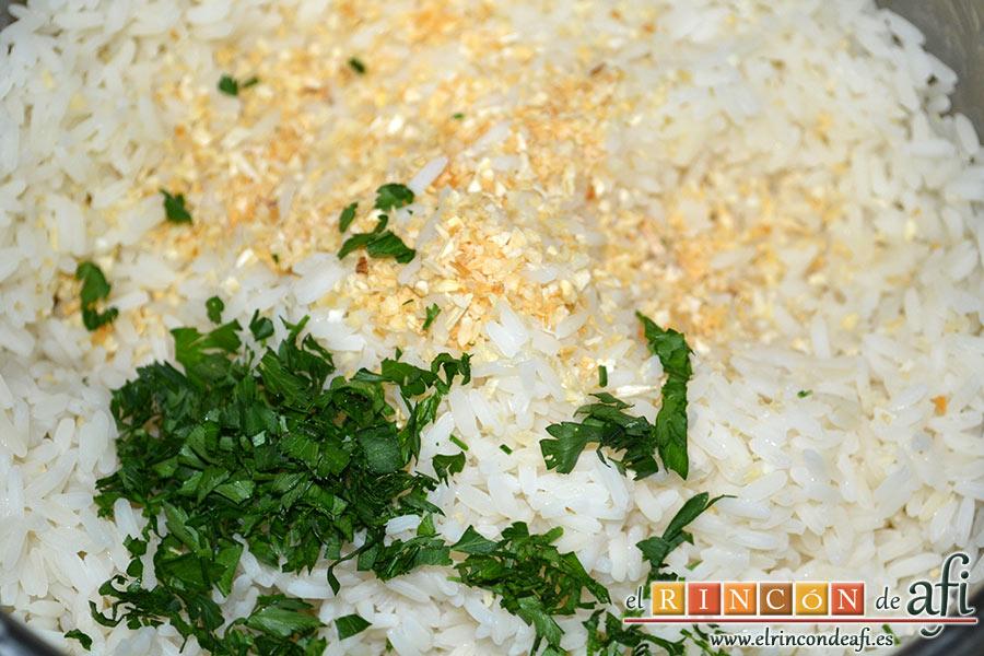 Pechuga de pollo con salsa de curry y timbal de arroz, preparamos el arroz blanco, lo escurrimos y le añadimos 1 cucharadita de cebolla deshidrata