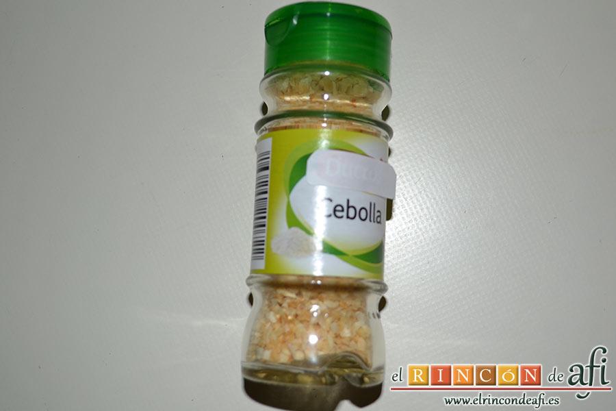 Pechuga de pollo con salsa de curry y timbal de arroz, cebolla deshidratada